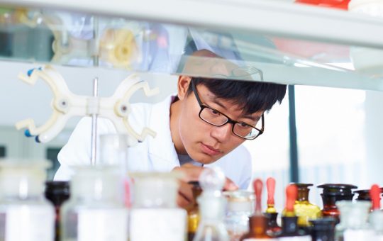 Controversa Terapiei Genice în China: Moartea Ascunsă a unei Fetițe de 6 Ani și Implicațiile Etice Ale Cercetării Biomedicale