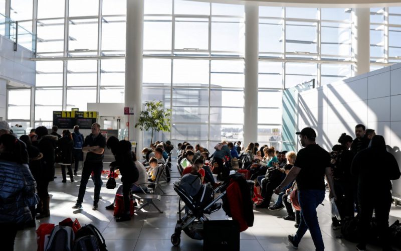 Frauda de identitate pe Aeroportul Otopeni: O analiză detaliată a descoperirii documentelor false