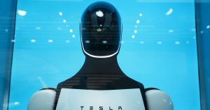 Optimus: Androidul lui Musk și Viitorul Muncii Într-o Lume Automatizată