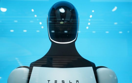 Optimus: Androidul lui Musk și Viitorul Muncii Într-o Lume Automatizată