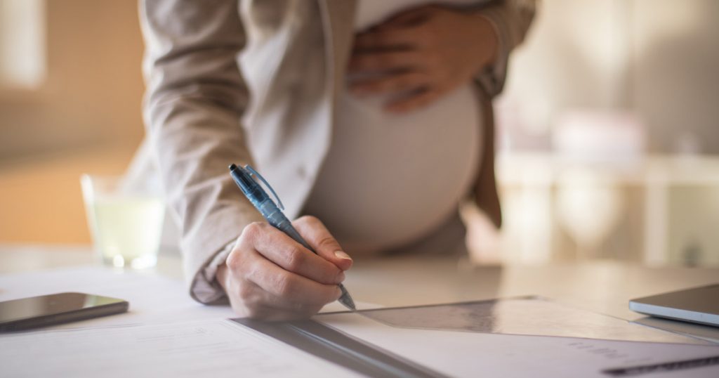 Reducerea vârstei de pensionare pentru femeile care au crescut copii: O analiză a noilor reglementări și implicațiile acestora