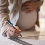 Reducerea vârstei de pensionare pentru femeile care au crescut copii: O analiză a noilor reglementări și implicațiile acestora