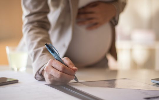 Reducerea vârstei de pensionare pentru femeile care au crescut copii: O analiză a noilor reglementări și implicațiile acestora