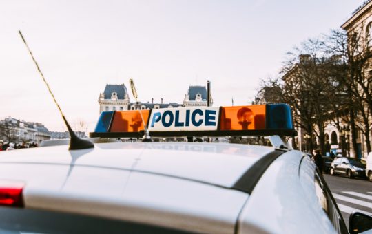 Atac cu cuțitul în Paris: O analiză a incidentului și a implicațiilor sale sociale și politice