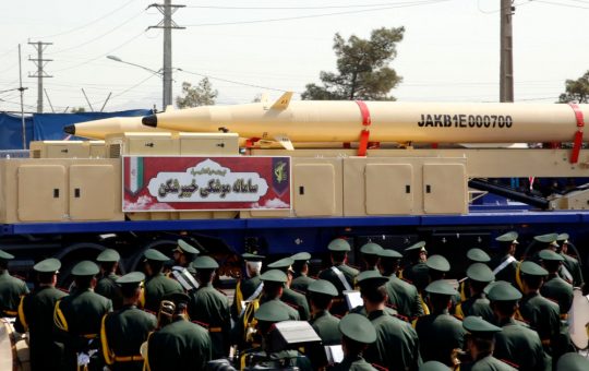 Kheibar Shekan: Racheta Balistică a Iranului care Transformă Strategiile Militare Globale
