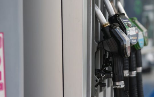 Impactul creșterii prețului motorinei: Ce măsuri iau autoritățile și cum afectează economia românească