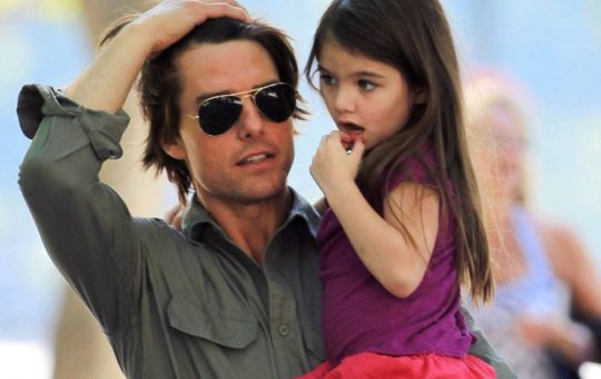 Decizia simbolică a lui Suri Cruise: Schimbarea numelui de familie și semnificația sa în contextul relațiilor familiale