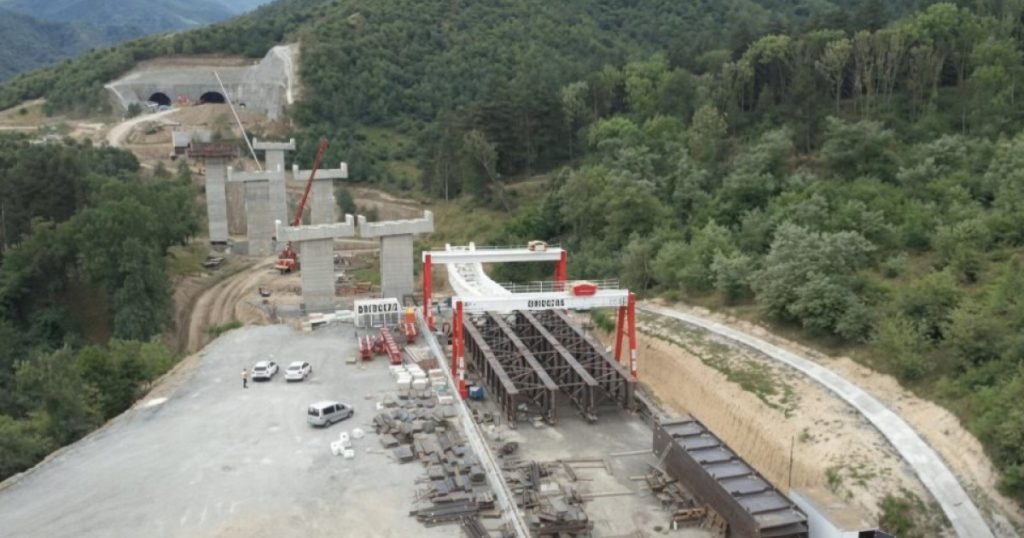 Montarea tablierului metalic la viaductul Valea Pleșei: Un pas important pentru autostrada Sibiu-Pitești