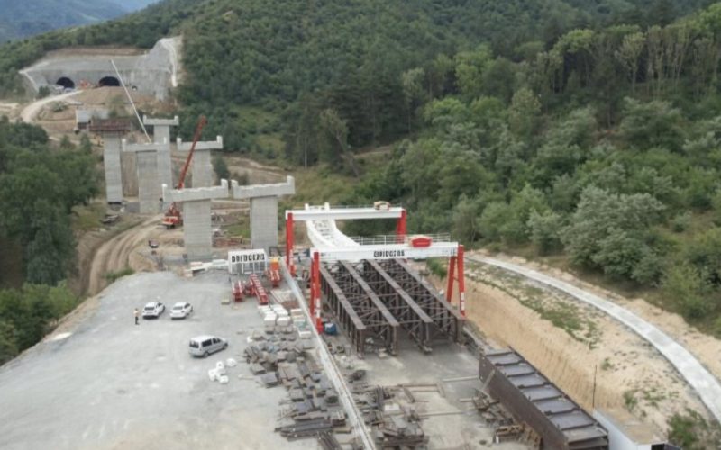 Montarea tablierului metalic la viaductul Valea Pleșei: Un pas important pentru autostrada Sibiu-Pitești