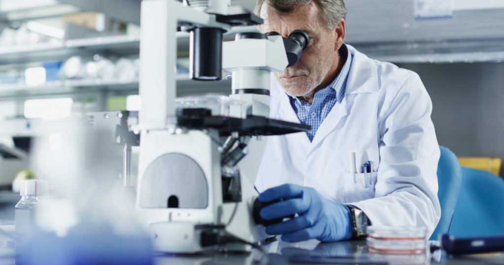 Restricții asupra cercetării biologice în SUA: O reacție la pandemia COVID-19 și implicațiile sale globale