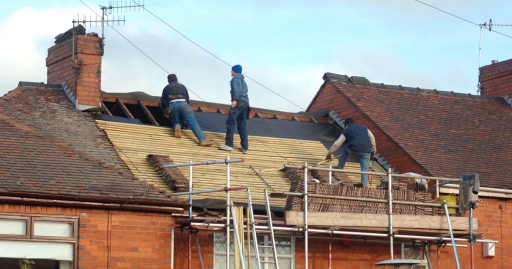 Rețele de șantaj în domeniul construcțiilor: O analiză a cazului meșterilor care lăsau case fără acoperiș