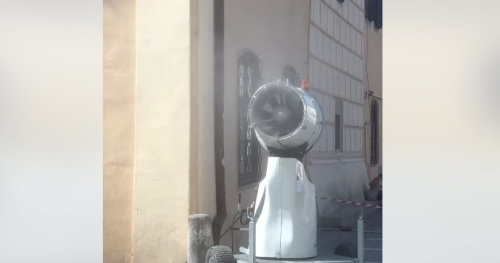 Răcoare în Caniculă: Tunul de Zăpadă din Piaţa Sfatului din Braşov – O Soluţie Inovatoare sau o Măsură Temporară?