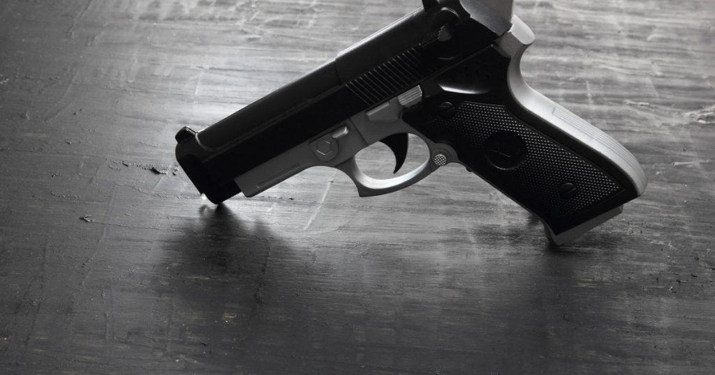 Traficul Illicit de Arme: O Analiză a Cazului celor Trei Persoane Trimise în Judecată pentru Introducerea de Arme Letale din Turcia în România