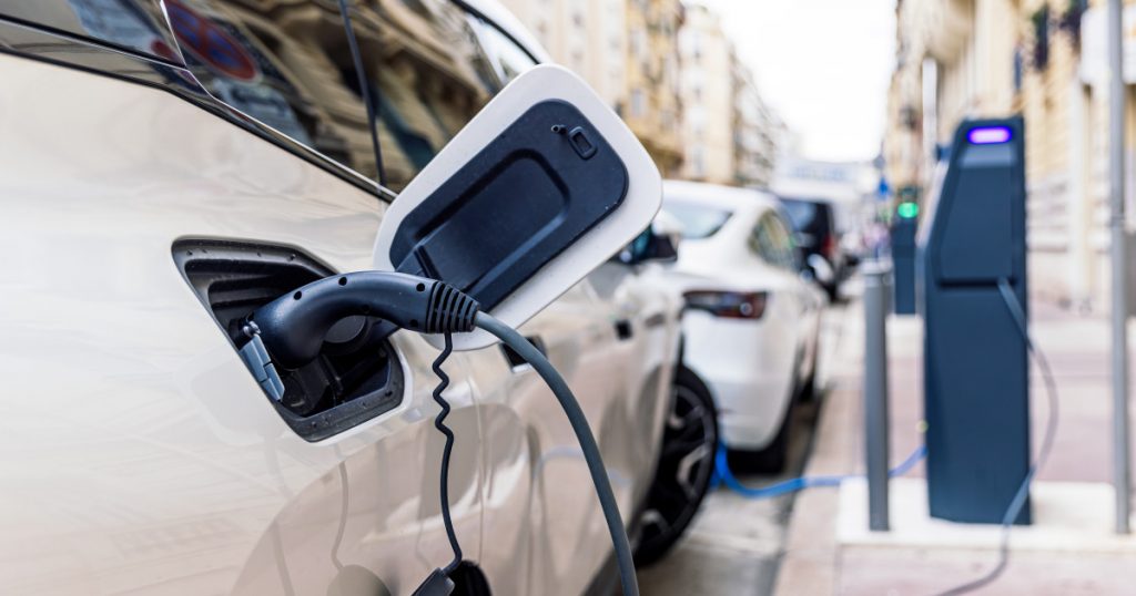 Impactul caniculei asupra bateriilor mașinilor electrice: Ce trebuie să știm