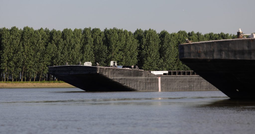 Operațiunea de Scufundare a Barjelor în Dunăre: O Cursă Contra Cronometru pentru Centrala Nucleară de la Cernavodă