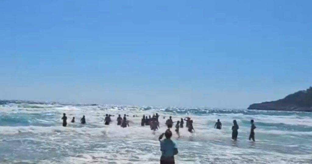Operațiune de salvare impresionantă în Thassos: Un lanț uman de turiști români pentru salvarea unui adolescent