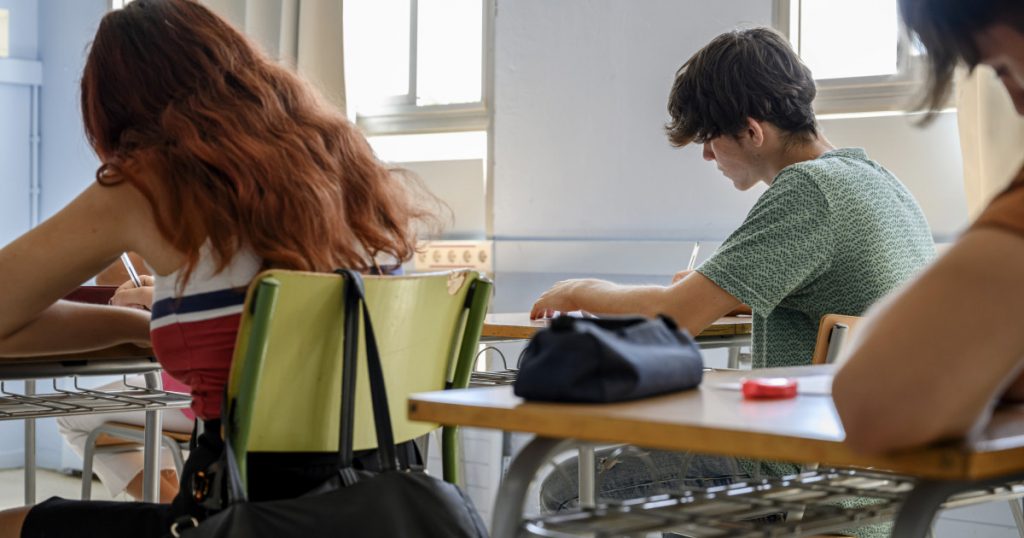 Bacalaureatul 2026: Evaluarea Competențelor Lingvistice și Digitale în Sesiunea de Toamnă – O Privire Detaliată asupra Examenului și Implicațiilor Sale