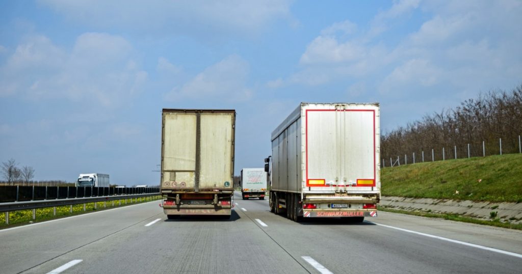 Restricțiile de circulație pe timp de caniculă: Impactul asupra infrastructurii rutiere și transporturilor în România