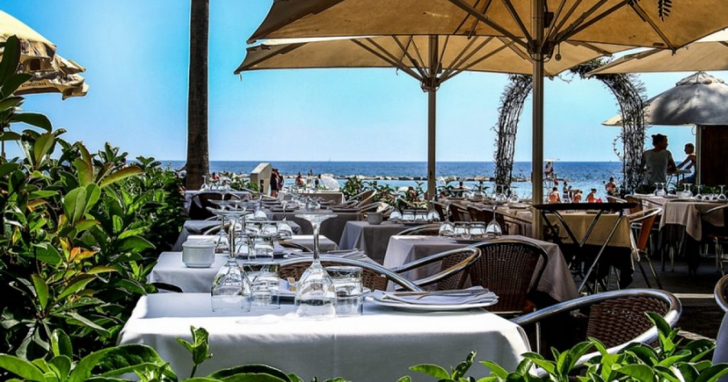 Controale Riguroase pe Litoral: ANSVSA Suspendă Activitatea a Șapte Restaurante și Magazine Alimentare, Amenzi de Peste 558.000 de Lei