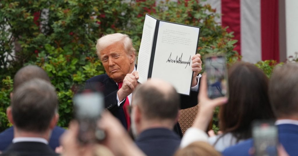 Controversă în Justiție: Tarifele Impuse de Trump Contestate de 25 de State Americane