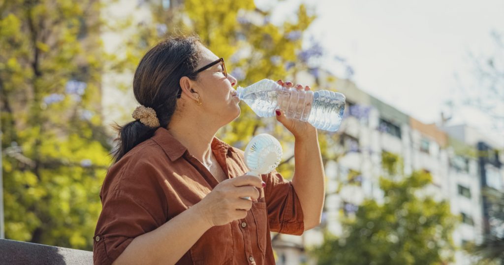 Importanța Hidratației în Perioadele de Caniculă: Câtă Apă și Ce Alimente Să Consumăm?