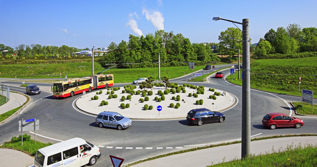 Semnalizarea în sensul giratoriu: Greșelile frecvente ale șoferilor și clarificările Poliției Române