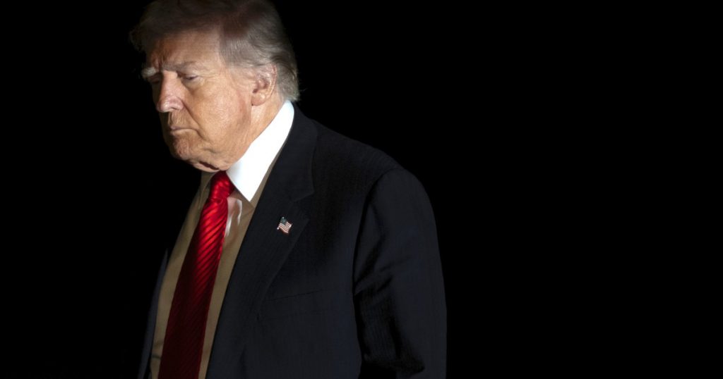 Trump și Declinele Democrației: O Analiză a Impactului Autocrației asupra Statelor Unite