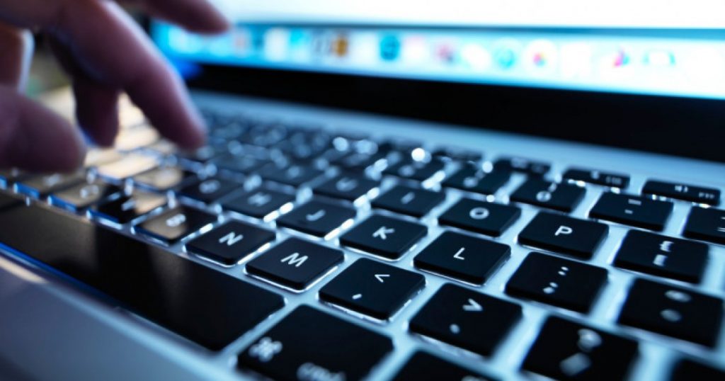 Proiectul SRI pentru Prevenirea Recrutării Copiilor Vulnerabili de Grupările Extremiste: O Inițiativă Esențială în Mediul Online