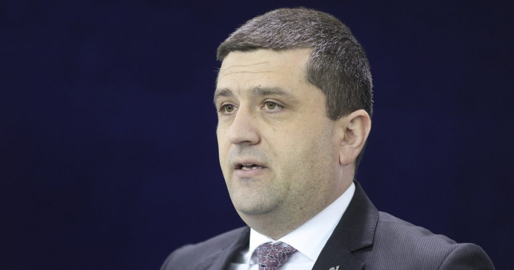 Ironia din Inaugurarea Autostrăzii: Radu Miruță Îl Înjunghie Pe Sorin Grindeanu