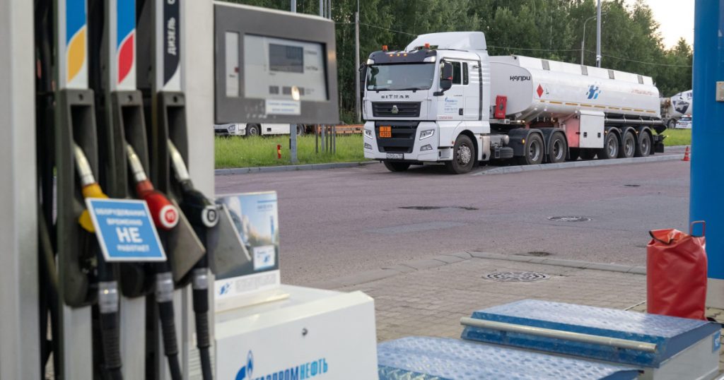 Fluctuațiile Prețurilor la Carburant în Novosibirsk: O Analiză a Contextului Politic și Economic