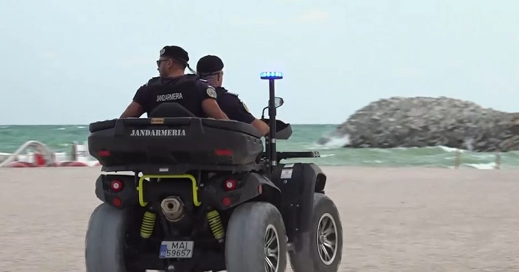 Turiști evacuați de pe plaja din Costinești: O zi obișnuită în fața provocărilor de securitate în Marea Neagră