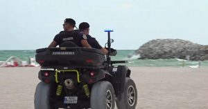 Turiști evacuați de pe plaja din Costinești: O zi obișnuită în fața provocărilor de securitate în Marea Neagră