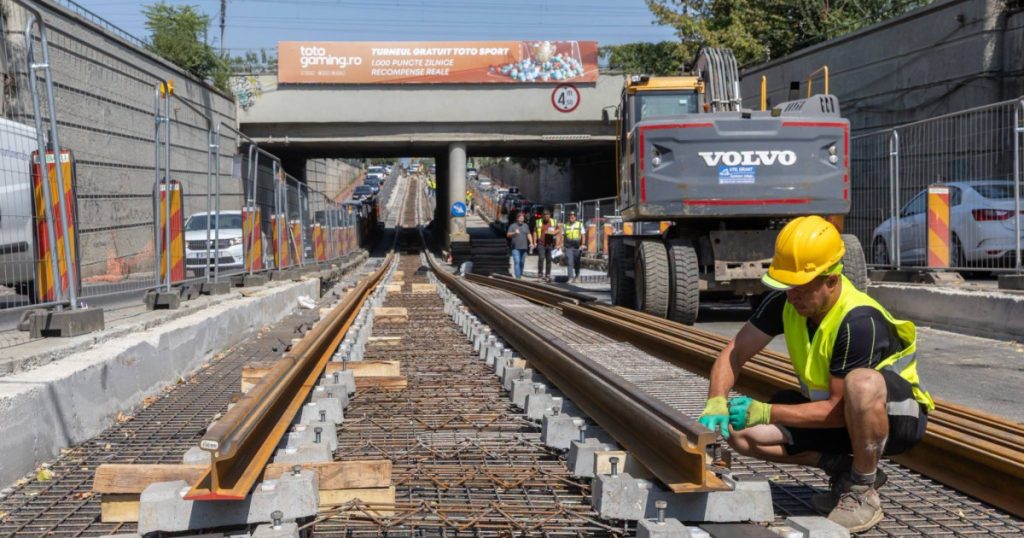 Montarea șinei de tramvai sub Podul Constanța: O analiză detaliată a impactului și implicațiilor lucrărilor în București