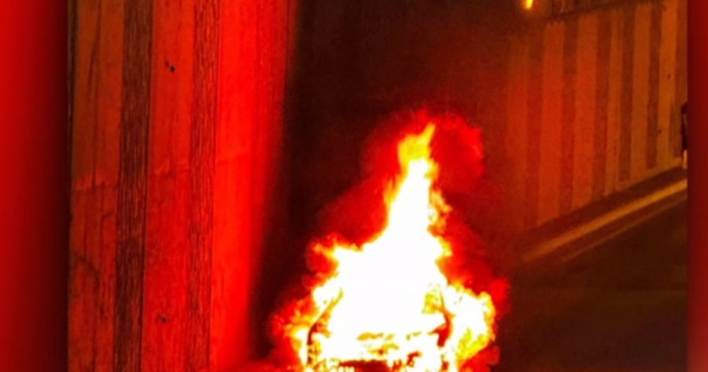 Incendiu Spectaculos în Nordul Bucureștiului: O Mașină Pe Punctul de A Exploda