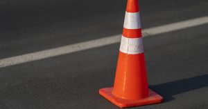 Accident rutier pe DN1F: Impactul căderii unui stâlp de electricitate asupra traficului și siguranței publice