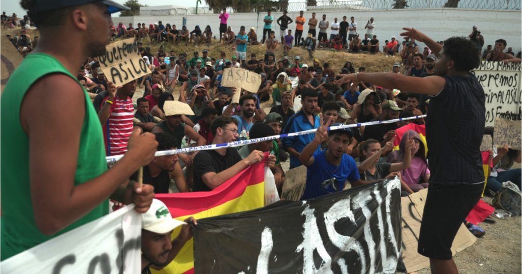 Crisisă umanitară în Ceuta: Migranți imploră azil într-o Europă divizată
