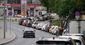 Criza combustibilului în Rusia: Cozile interminabile și provocările economice