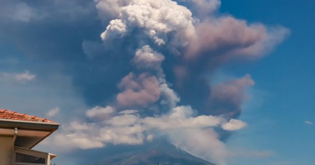Tragedie pe Etna: O moarte sub fulgerii vulcanului activ și implicațiile acestui incident