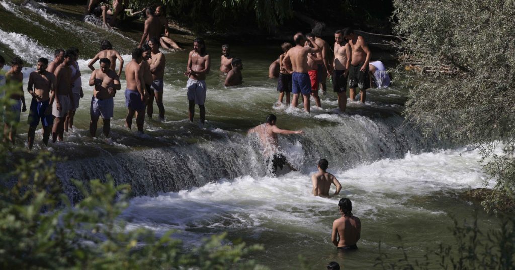 Bucuria fără granițe: Muncitorii străini și localnicii din Ilfov se răcoresc împreună pe râul Ciorogârla