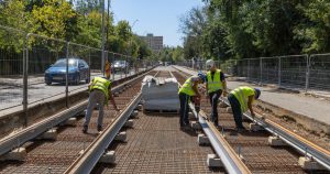 Modernizarea Transportului Public în București: Instalarea Șinelor de Tramvai pe Bulevardul 1 Decembrie 1918