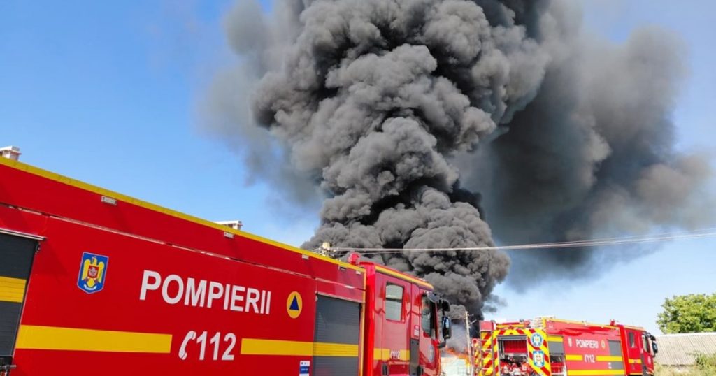 Incendiu devastator la o hală de deșeuri din Prahova: Impact, reacții și perspective asupra gestionării deșeurilor