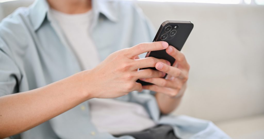 Punctul Verde și Portocaliu de pe Ecranul Telefonului: Ce Înseamnă și Cum Ne Protejează Confidențialitatea