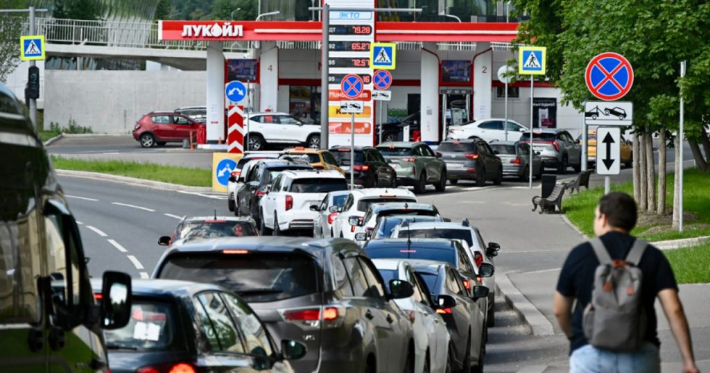 Revolta tăcută: Rușii sancționați pentru plângeri privind penuria de combustibil