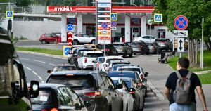 Revolta tăcută: Rușii sancționați pentru plângeri privind penuria de combustibil
