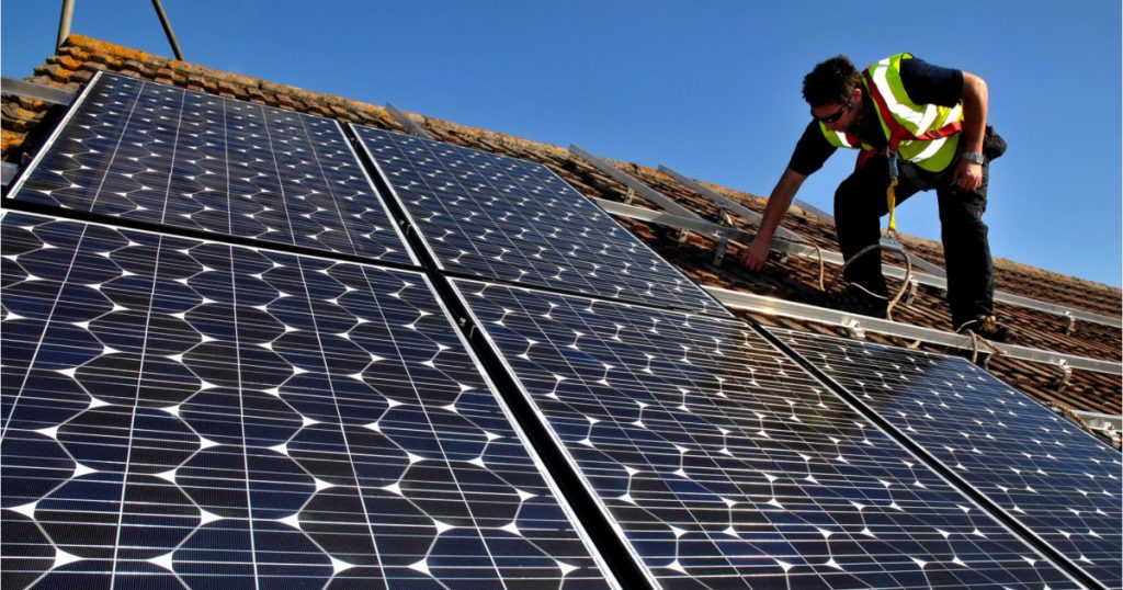 Ministerul Mediului din România lansează un program de finanțare a bateriilor pentru sisteme fotovoltaice: Implicații și perspective