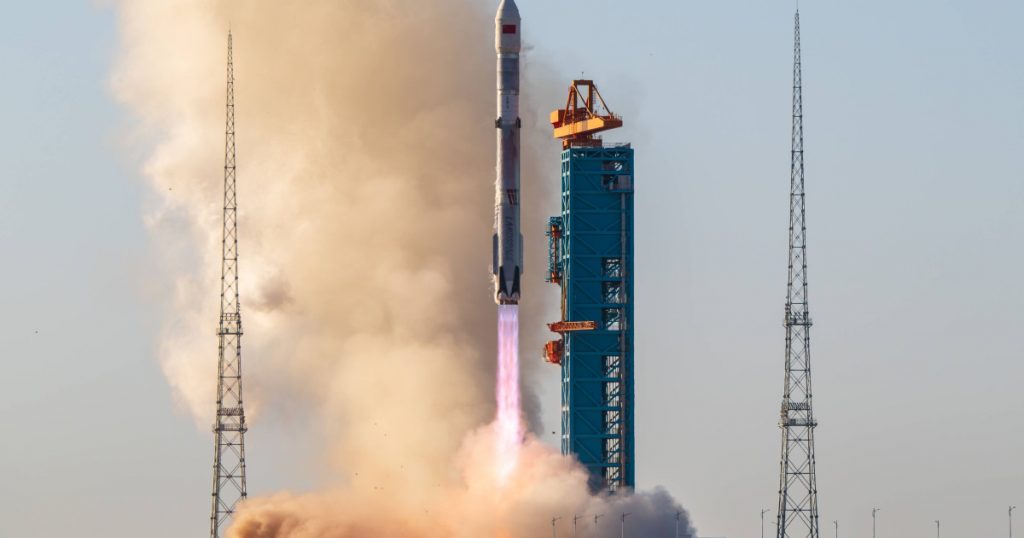 China își consolidează poziția în explorarea spațială: LandSpace reușește aterizarea rachetei Zhuque-3