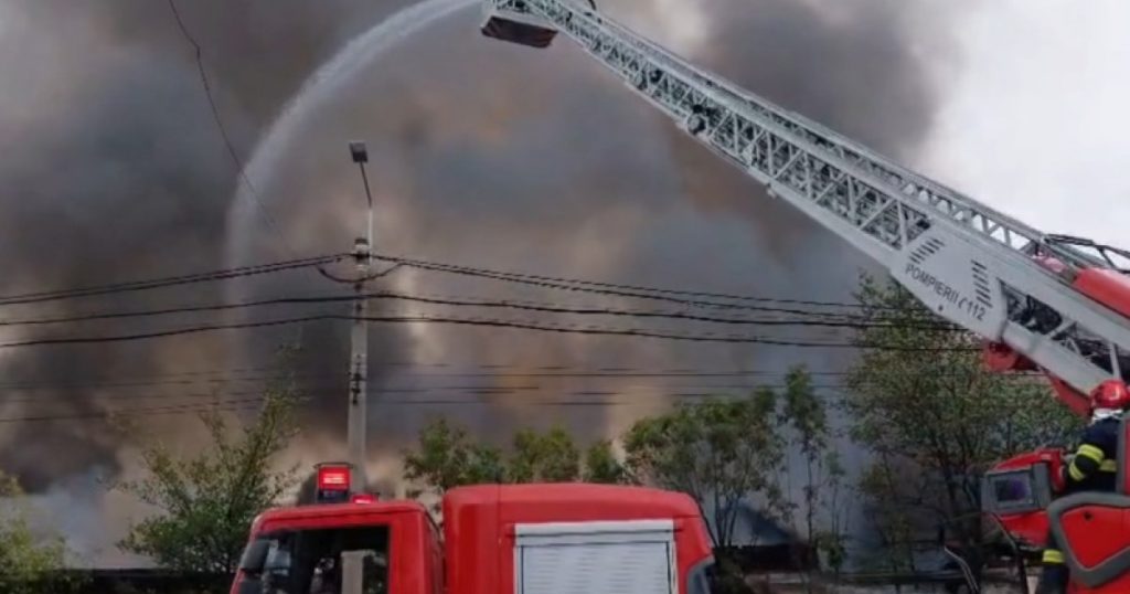 Incendiu devastator lângă rafinăria Lukoil din Ploiești: O analiză detaliată a incidentului și implicațiile sale