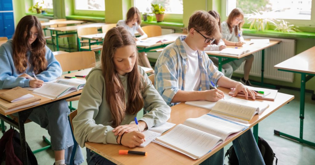 Amânarea noilor examene pentru admiterea la liceu: O decizie controversată în educația românească