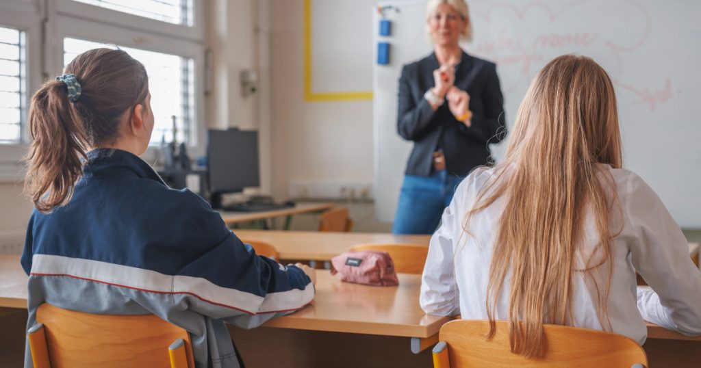 Impactul propunerii Ministerului Educației de limitare a burselor sociale ale elevilor în vacanțe