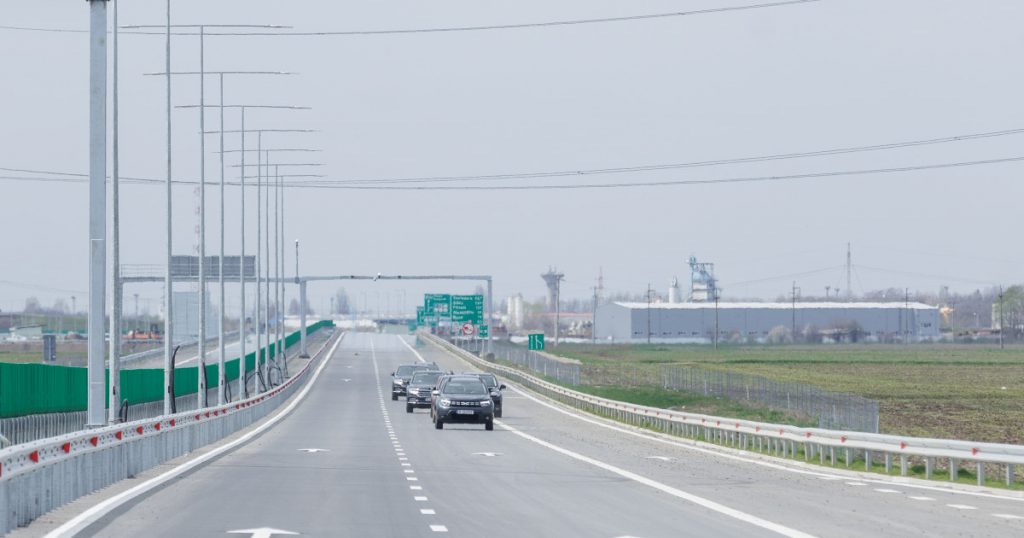 Lamelele verzi de pe autostrăzi: Inovație în siguranța rutieră nocturnă